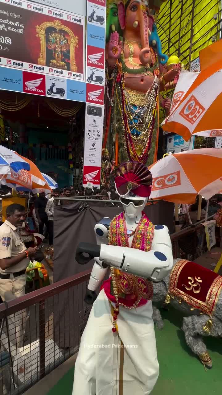 ఖైరతాబాద్‌లో రోబో డ్యాన్స్.. వీడియో వైరల్!