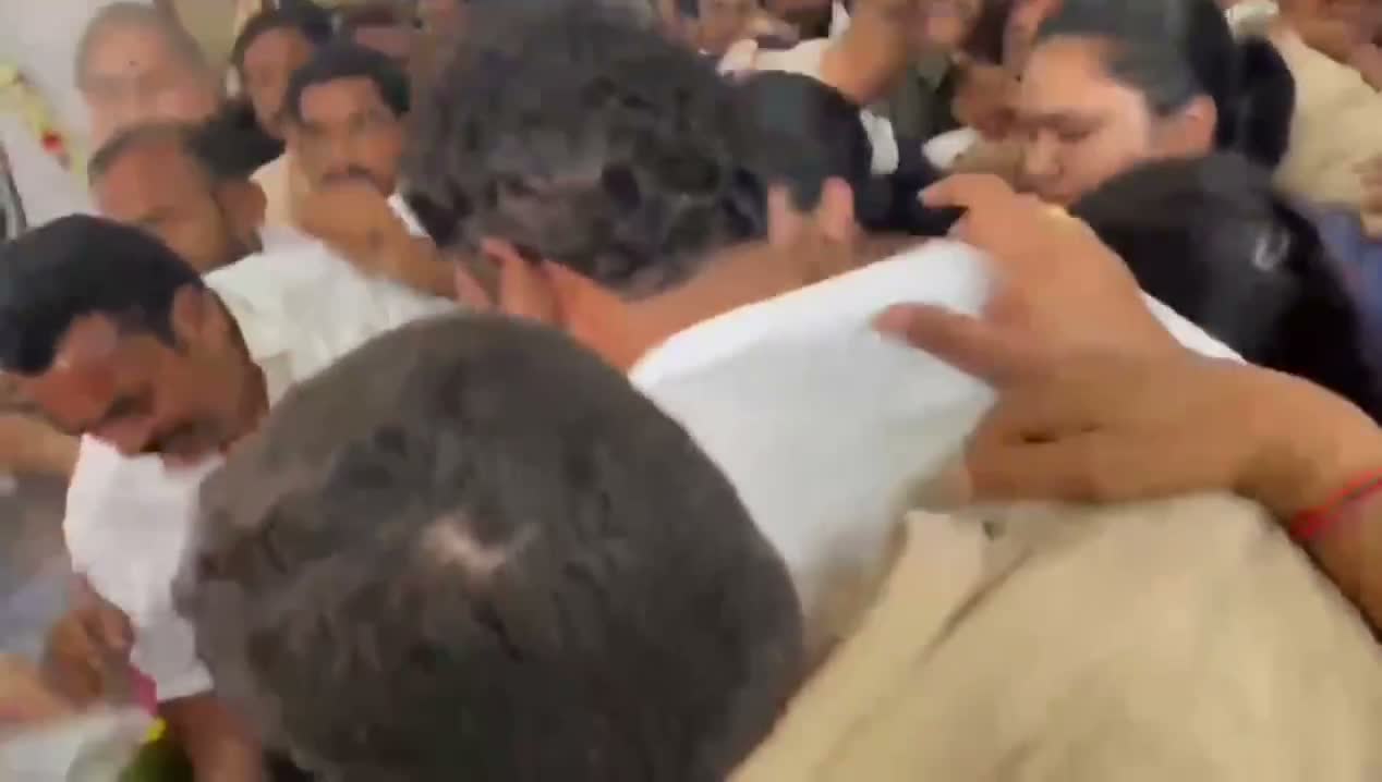 ముద్రగడ కుమార్తెను అడ్డుకున్న పోలీసులు.. ఉద్రిక్తత