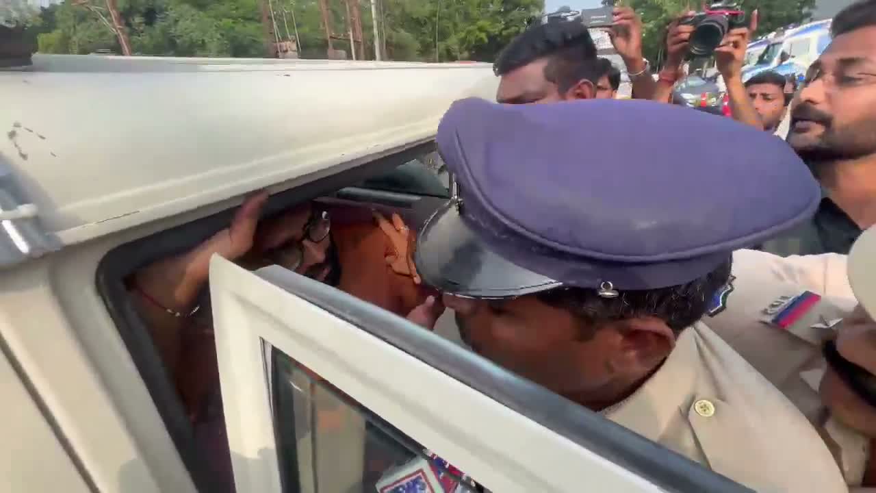 మెడికవర్‌లో చిన్నారి మృతిపై తల్లిదండ్రుల నిరసన
