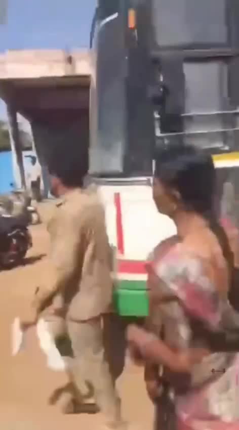 చెకింగ్ అధికారే లంచం అడిగితే చెప్పుతో కొట్టారు !!