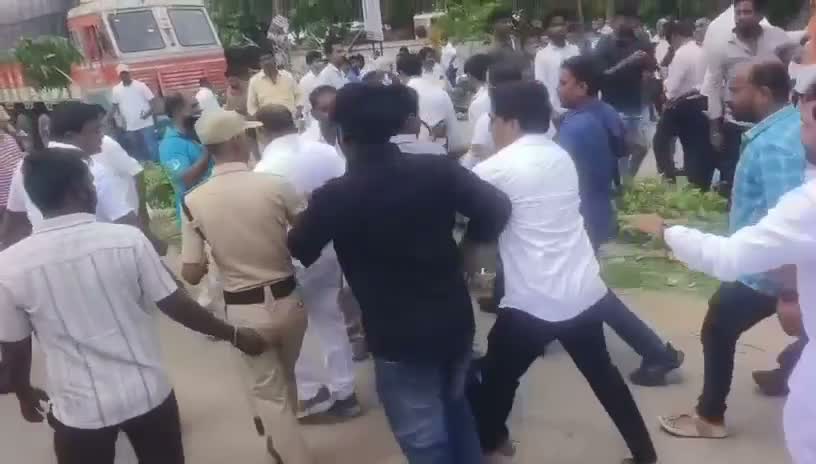 ఎమ్మెల్యేపై దూసుకొచ్చిన నిరసనకారులు.. ఉద్రిక్తత