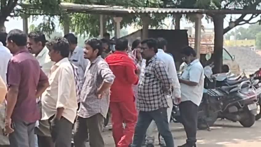 హాట్ టాపిక్‌గా మారిన షాపుల తొలగింపు.. అధికారుల రాక