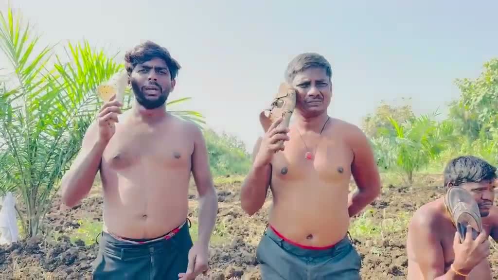 చెప్పులతో కొట్టుకుంటూ..  రైతుల నిరసన