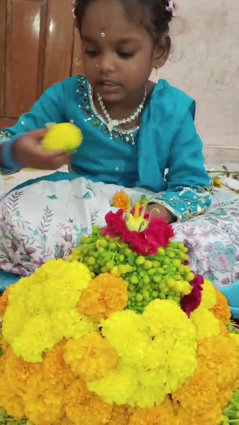 పాట పాడుతూ బతుకమ్మను తయారు చేసిన చిన్నారి