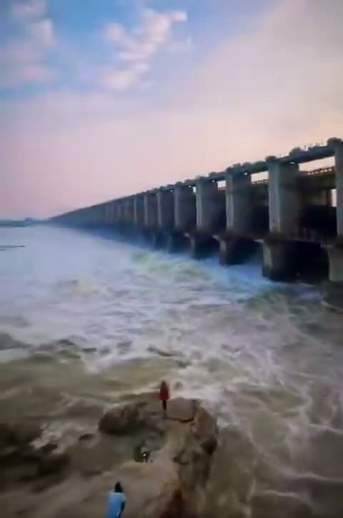 జూరాల ప్రాజెక్టు గేట్లు ఓపెన్.. శ్రీశైలానికి వరద