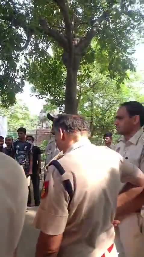 ఢిల్లీ పోలీసులపై SFI కార్యకర్తల నిరసన!