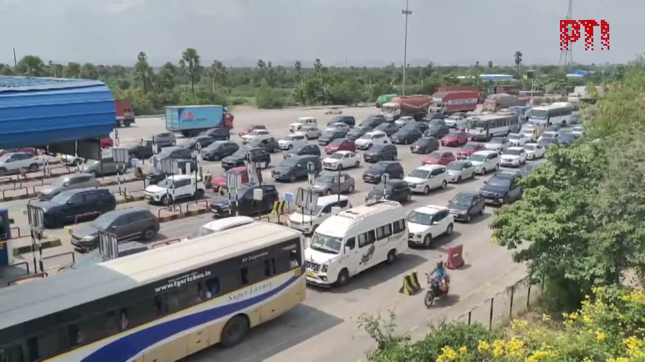 దసరా రద్దీ.. NH-65పై ట్రాఫిక్ జామ్