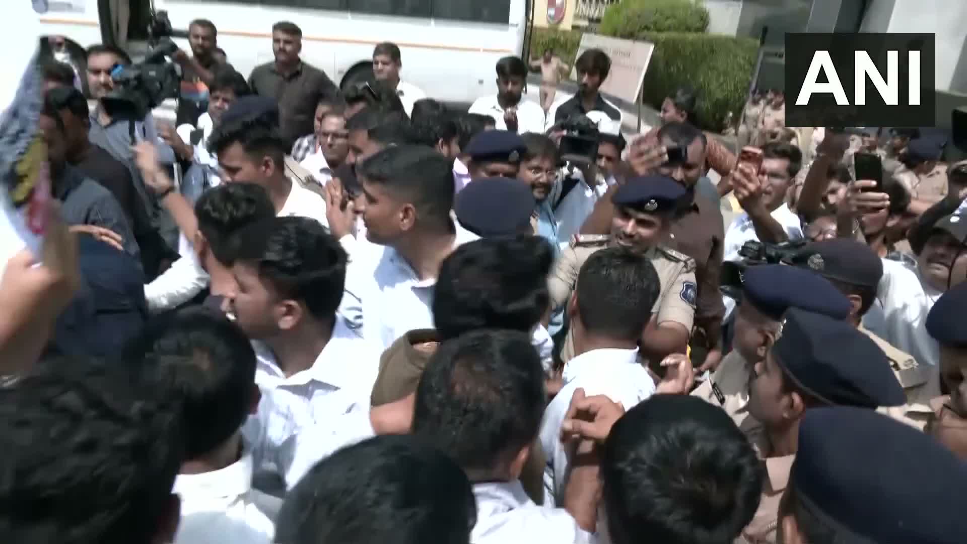 స్టూడెంట్ కాలర్ పట్టుకుంటే.!