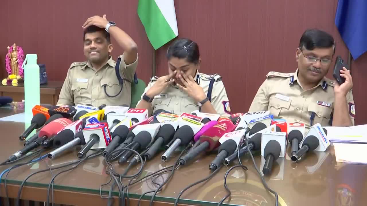 ఇదేం నవ్వులు.. పోలీసుల తీరుపై నెటిజన్లు ఫైర్ 
