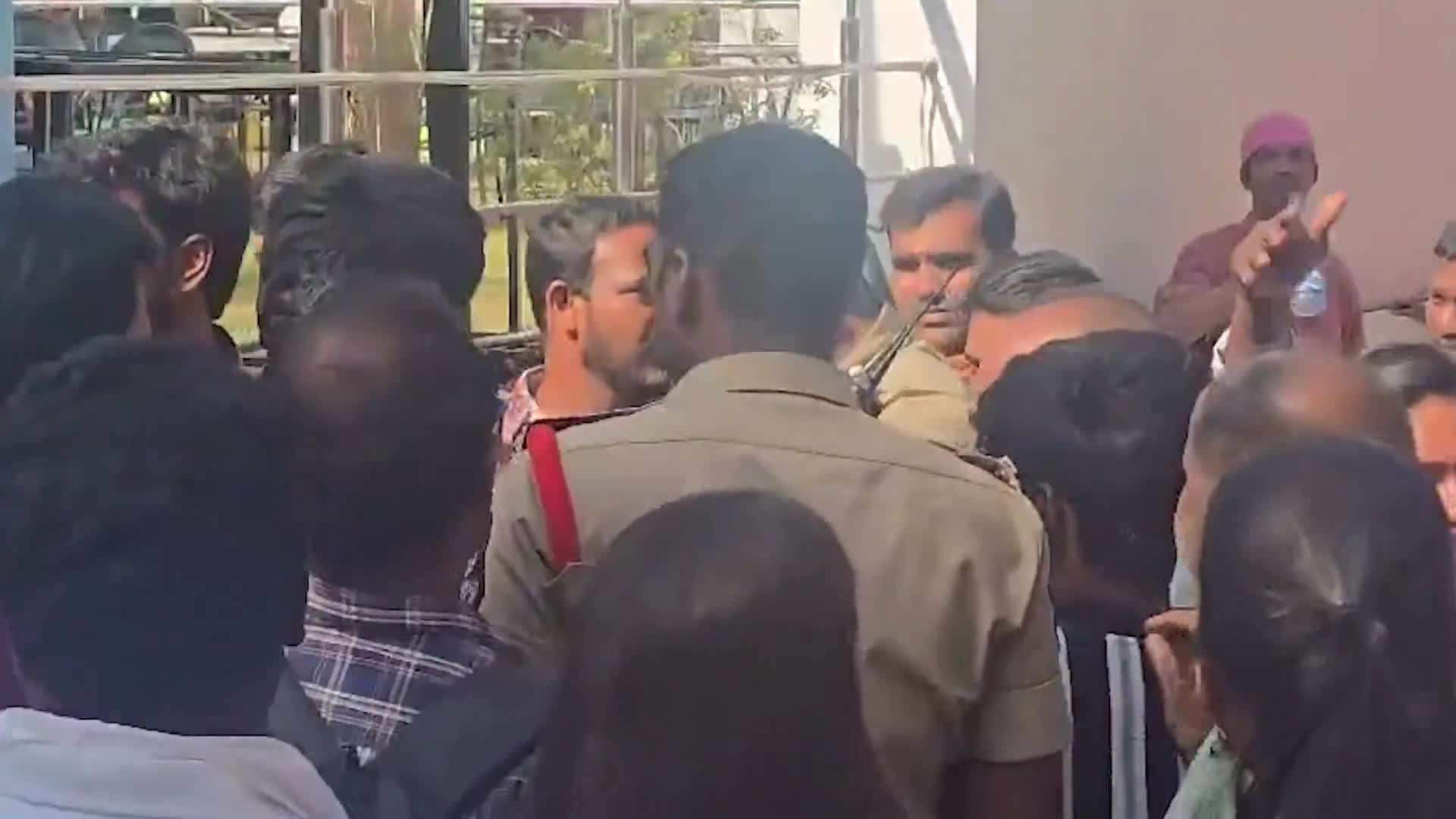 జర్నలిస్టుల క్వశ్చన్స్ కి ఆన్సర్ చెప్పలేక వెళ్ళిపోయిన జనసేన లీడర్స్!
