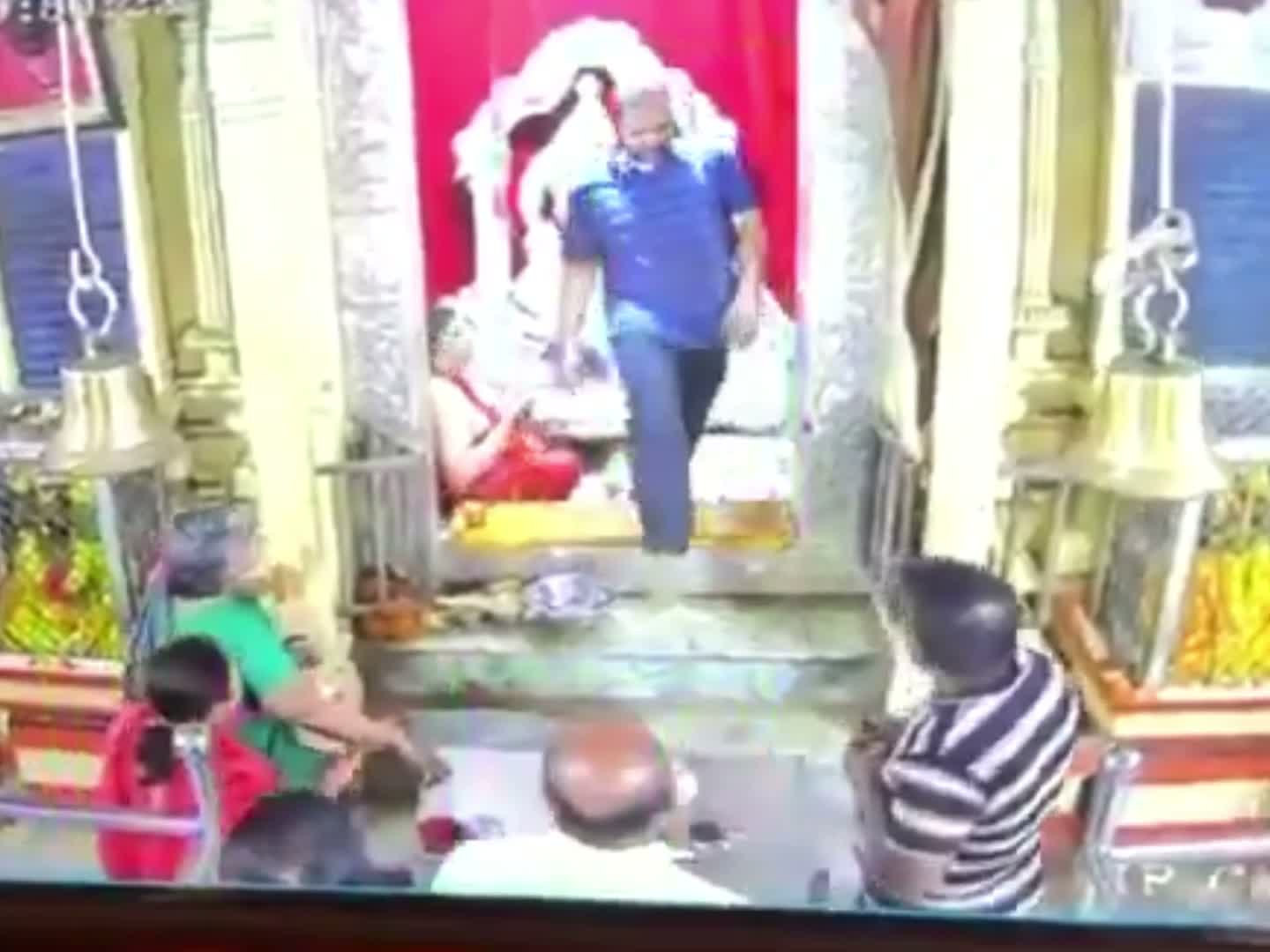 దిల్‌సుఖ్‌నగర్‌ ఆలయంలోకి దుండగుడు.. పూజారిపై దాడి