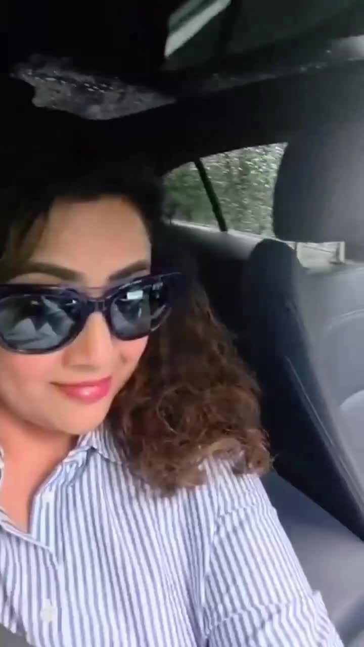 డ్రైవర్ లేని ట్యాక్సీలో హీరోయిన్ మీనా రైడ్..