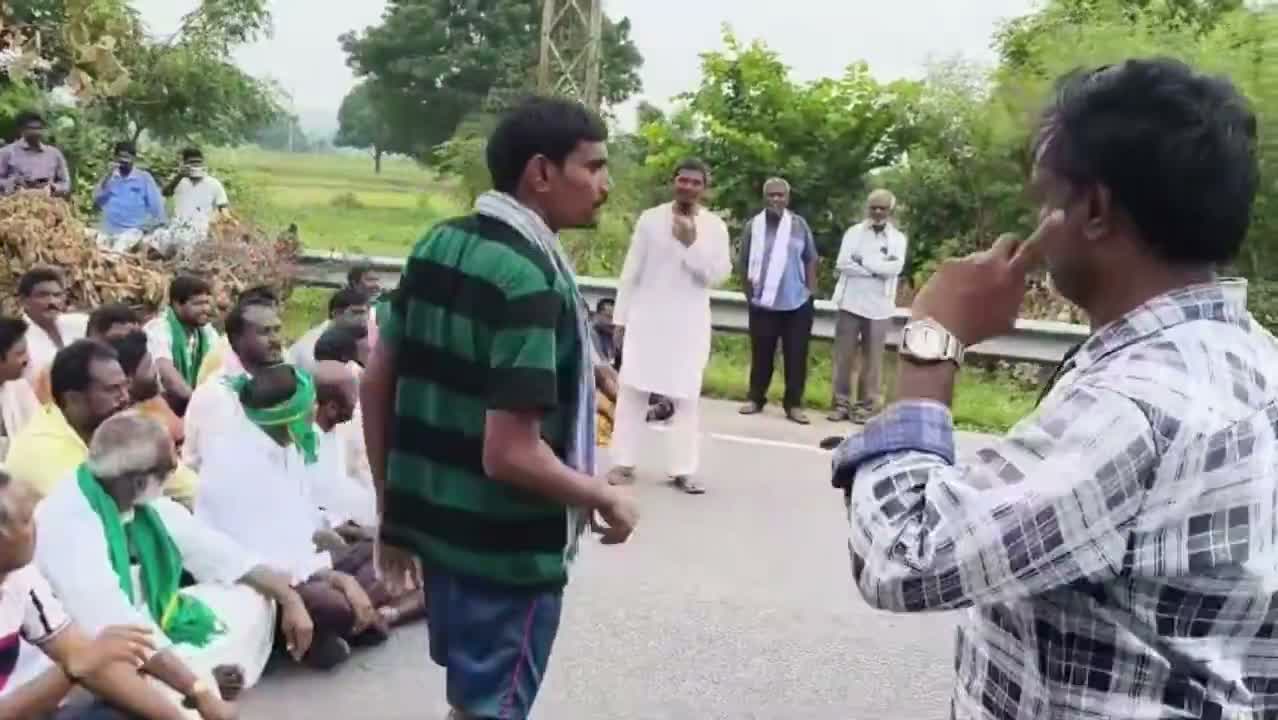 కరెంట్ ఏది? సూర్యాపేటలో రోడ్డెక్కిన రైతులు