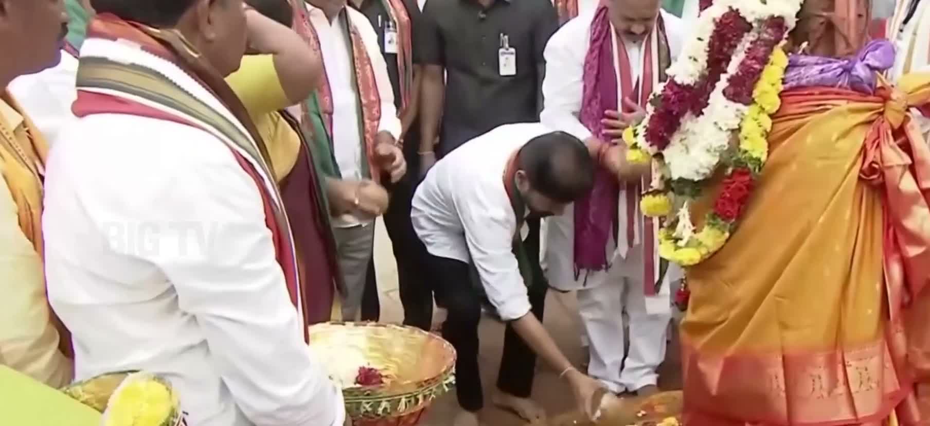 మేడారంలో సీఎం రేవంత్ తులాభారం