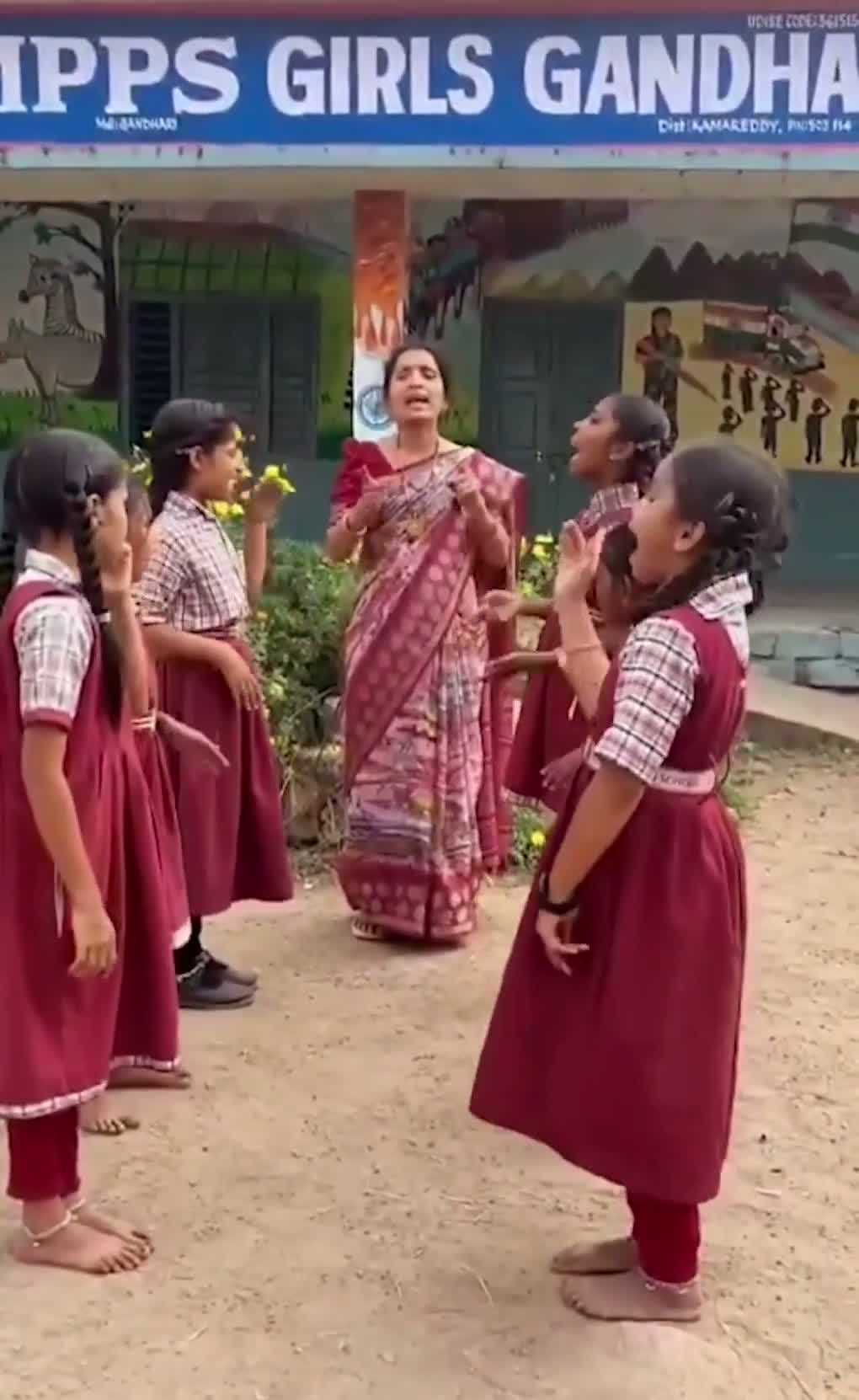 పాటలతో 'గుడ్ టచ్ - బ్యాడ్ టచ్': TG టీచర్‌కి నేషనల్ అవార్డ్!