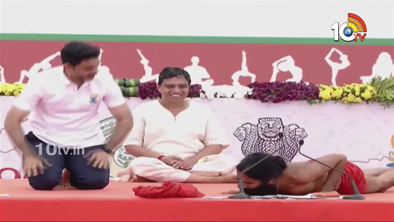 యోగా లో బాబా రాందేవ్‌తో పోటీపడుతున్న నారా లోకేష్..