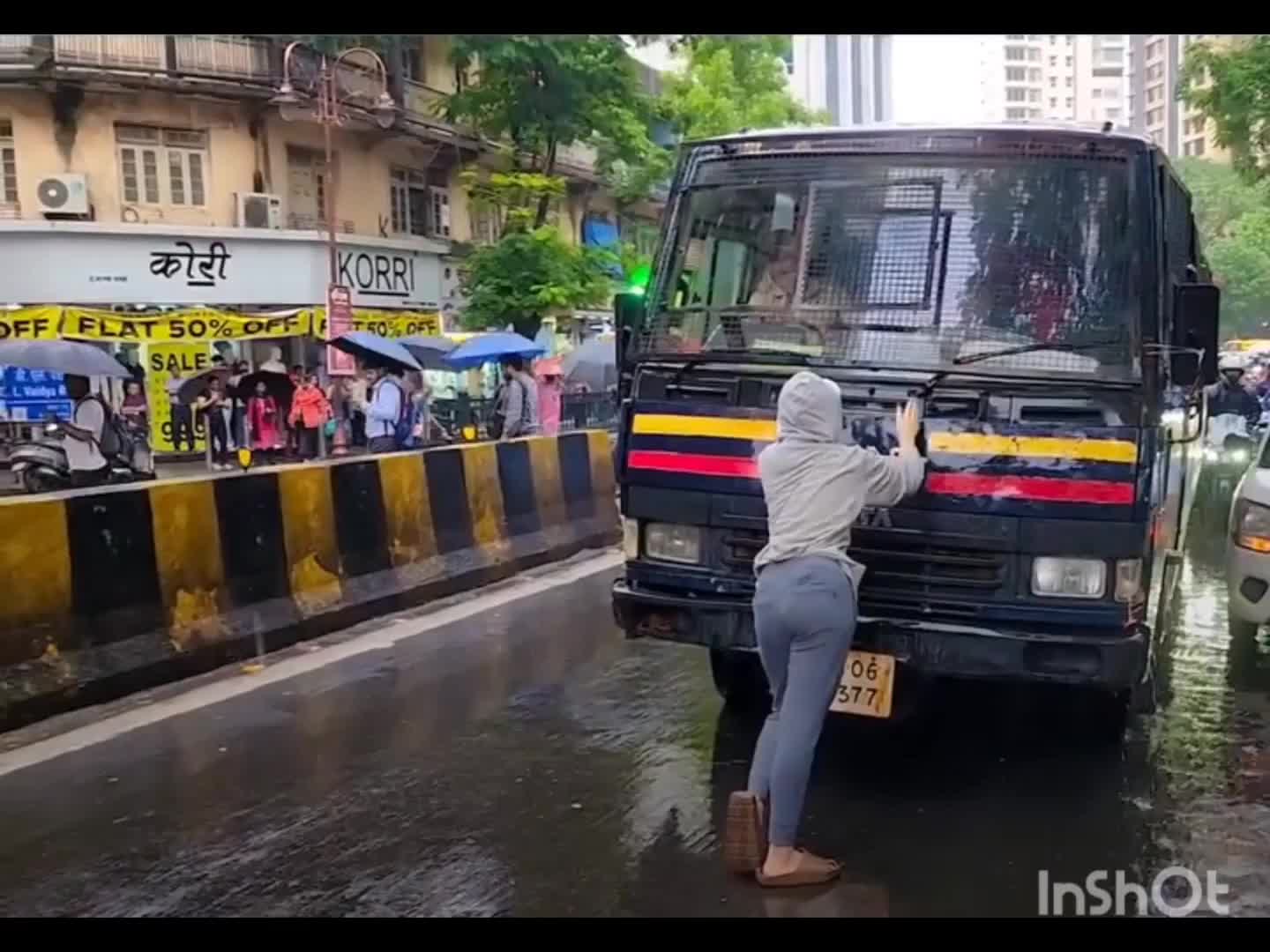 ఒంటరిగా పోలీస్ వ్యాన్‌ను అడ్డుకున్న లేడీ ప్రొటెస్టర్!