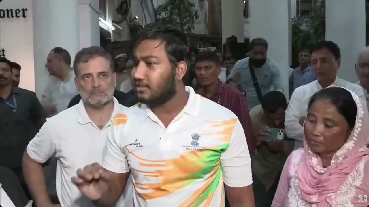 రాహుల్ గాంధీ ధర్నా చేసినా FIR నమోదుకు 8 గంటలు