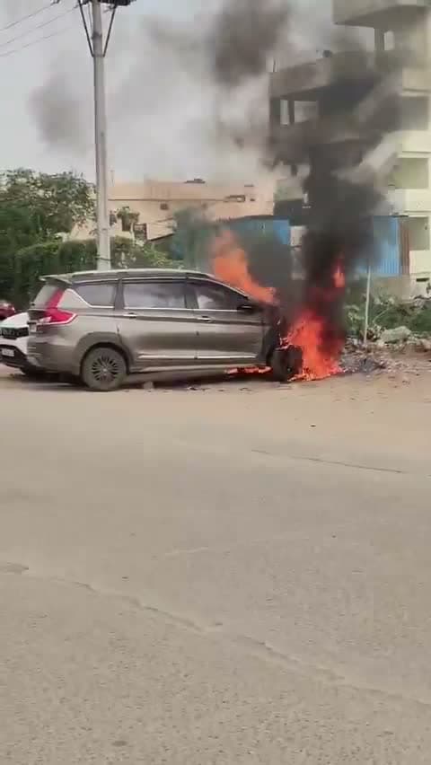 పార్క్‌ చేసిన కారులో మంటలు