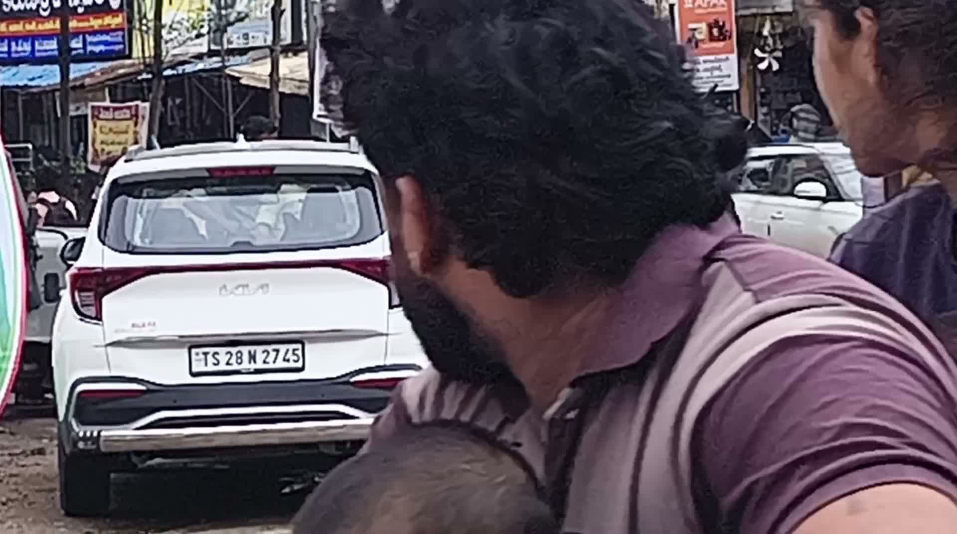 వృద్ధురాలు పడిపోతే.. పోలీసులు Speedunnaru!