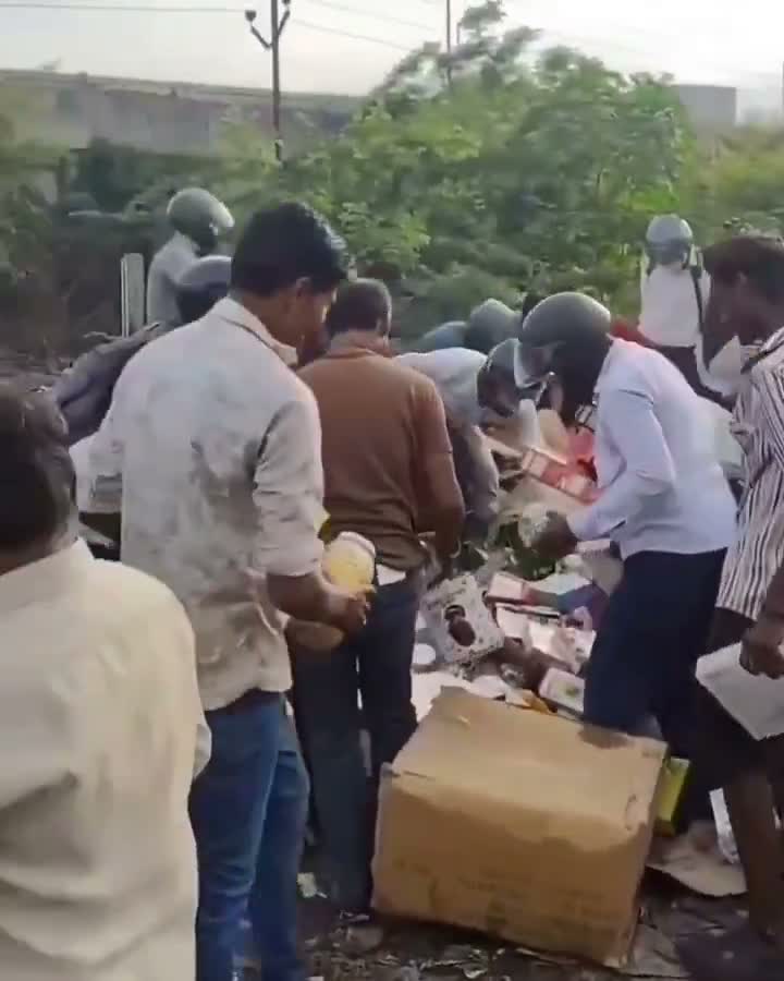 Expired చాక్లెట్ల కోసం ఎగబడ్డ జనం.. వీడియో వైరల్