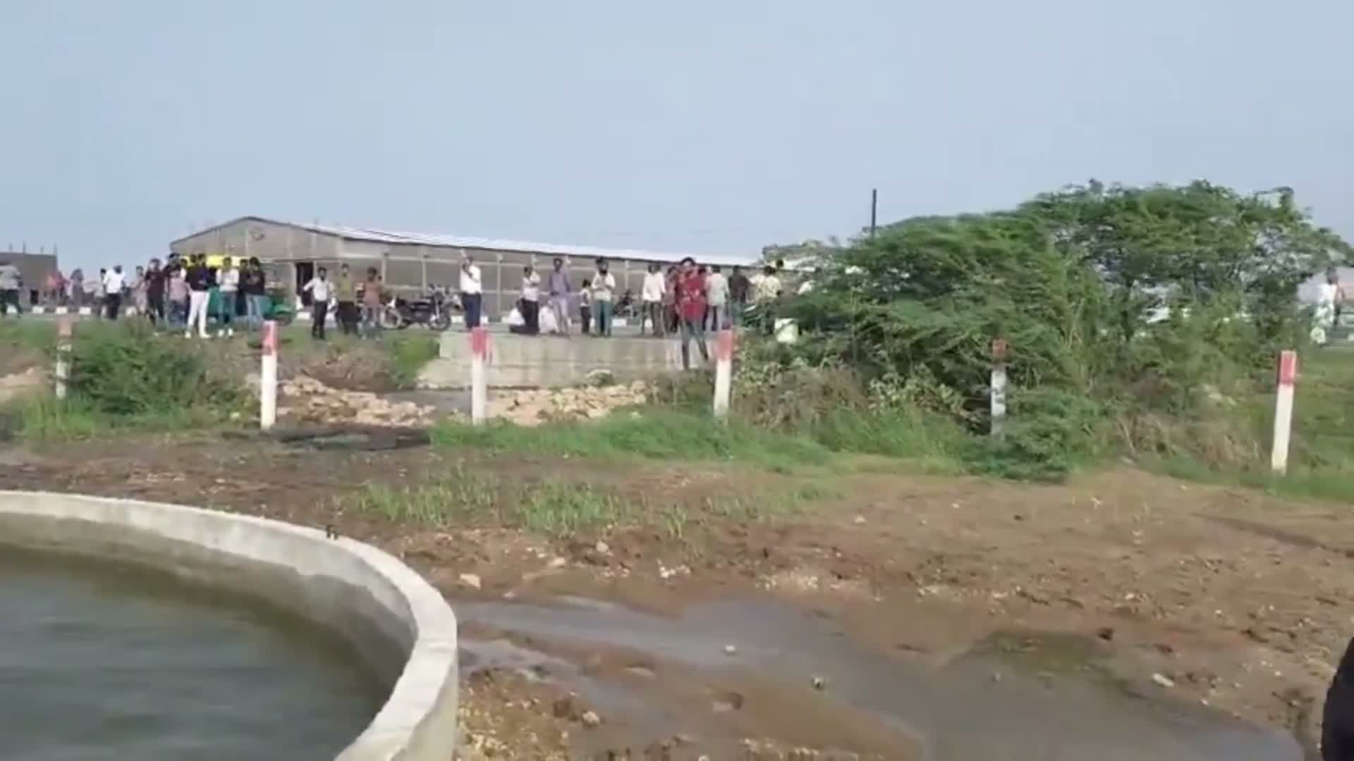 రైతు బావిలో కదులుతున్న నీరు.. వింతగా చూస్తున్న జనం!