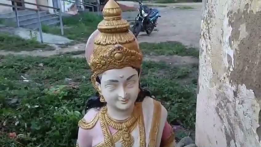 చెత్తకుప్పలో గాంధీ, సరస్వతీదేవి విగ్రహాలు!
