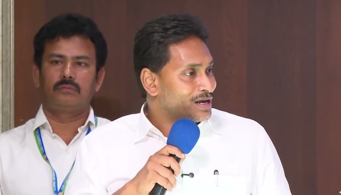 విశాఖలో 99 పైసలకే భూములు ఇచ్చారు: జగన్