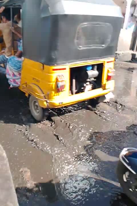 డ్రైనేజీ లీకేజీతో రోడ్డుపై మురుగునీరు