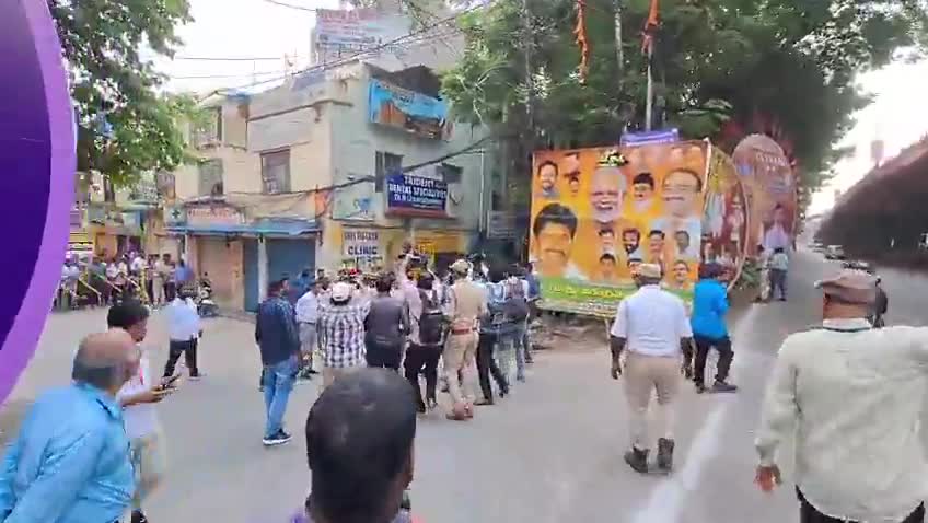 ప్రధాని కాన్వాయ్ లో భద్రతా లోపం- అడ్డుకున్న ఆప్ మహిళ