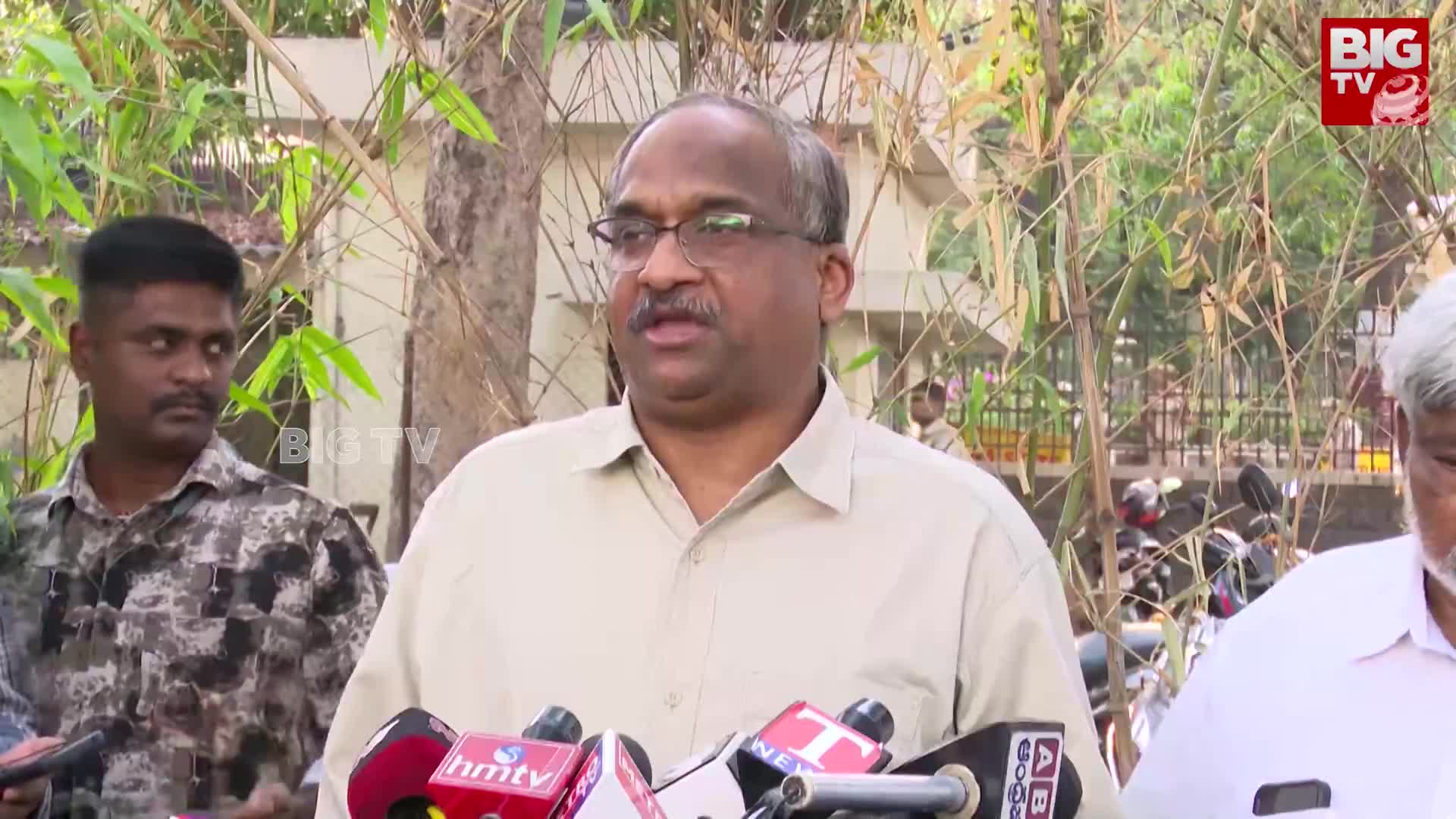 సోషల్ మీడియాలో త్రెట్స్.. DGPని కలిసిన ప్రొఫెసర్ నాగేశ్వర్ రావు!