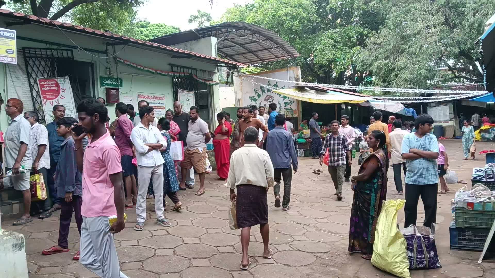 పెరిగిన ధరలు.. బియ్యం కోసం క్యూ