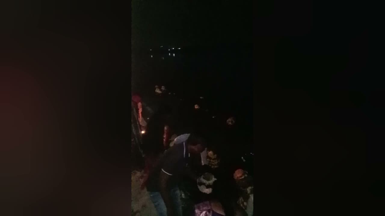 చీకట్లోనే బతుకమ్మ సంబరాలు