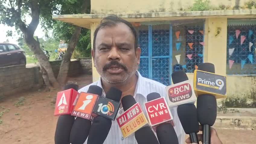 లంచం తీసుకుంటూ ఏసీబీకి చిక్కిన గ్రామపంచాయతీ కార్యదర్శి