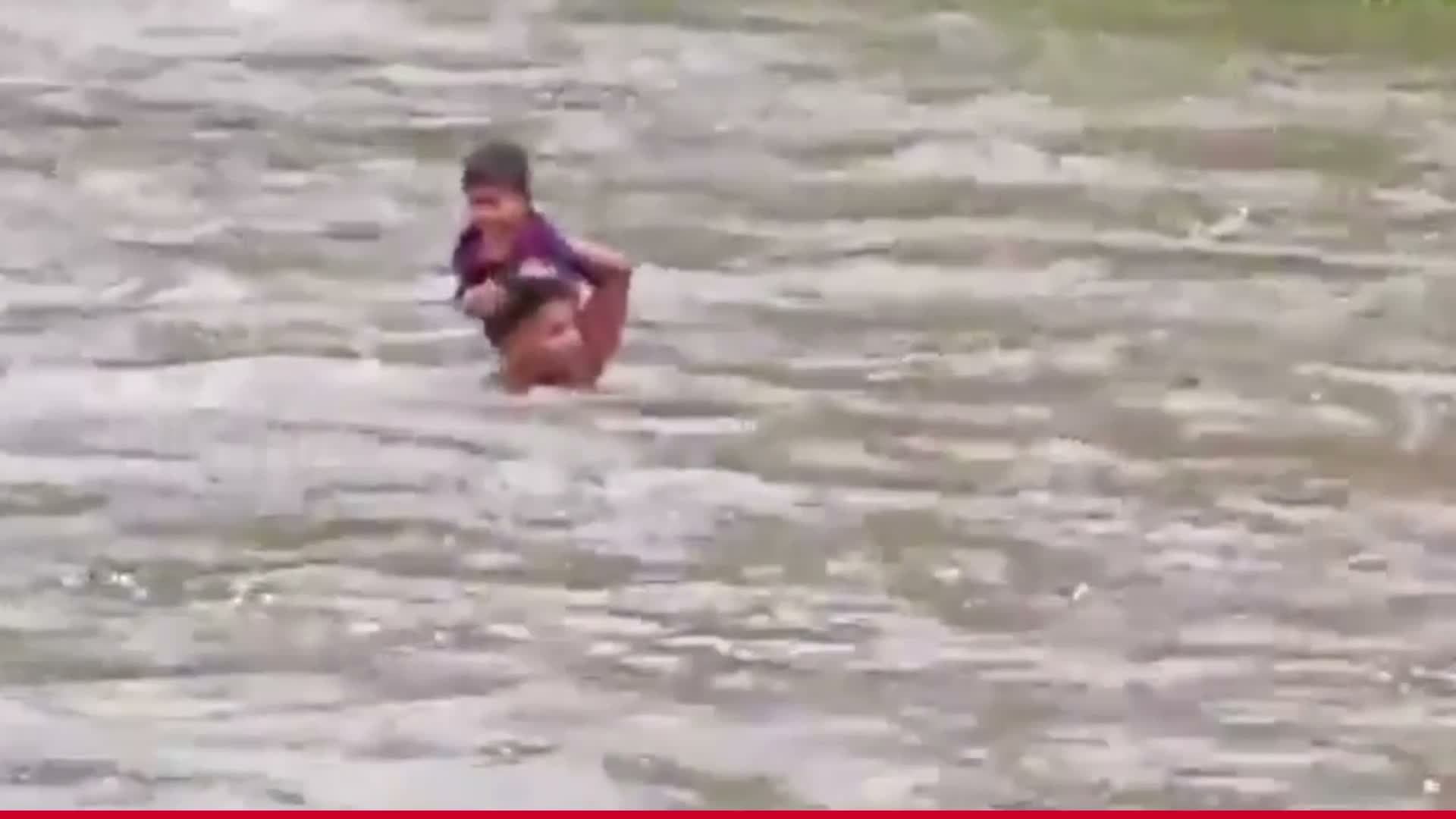 కొడుకు సిక్.. హాస్పిటల్‌కు వెళ్లాలంటే వాగు దాటాల్సిందే