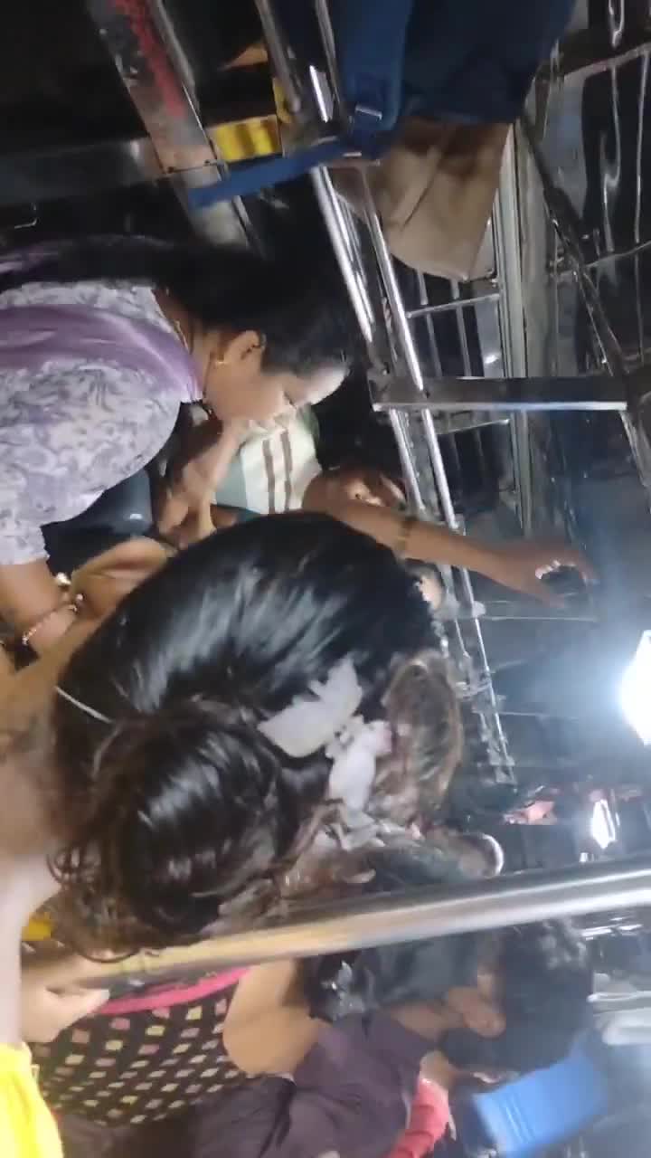 బస్సులో ఆడవాళ్ళ కొట్లాట!