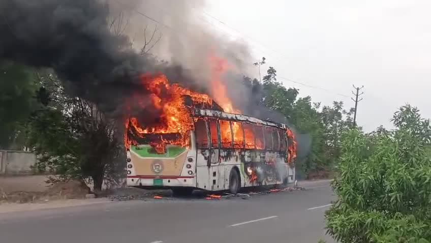 ఎలక్ట్రిక్ బస్సులో మంటలు.. క్షణాల్లోనే దగ్ధం