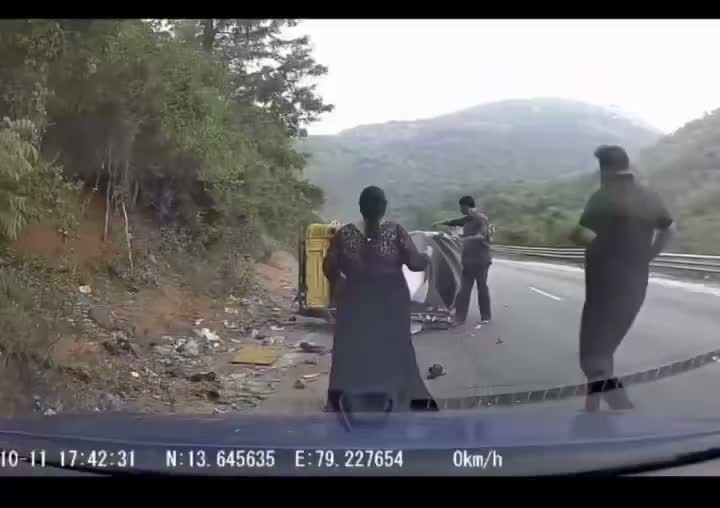 ఘాట్ రోడ్డులో ప్రమాదం.. లోయలో పడిన లారీ.