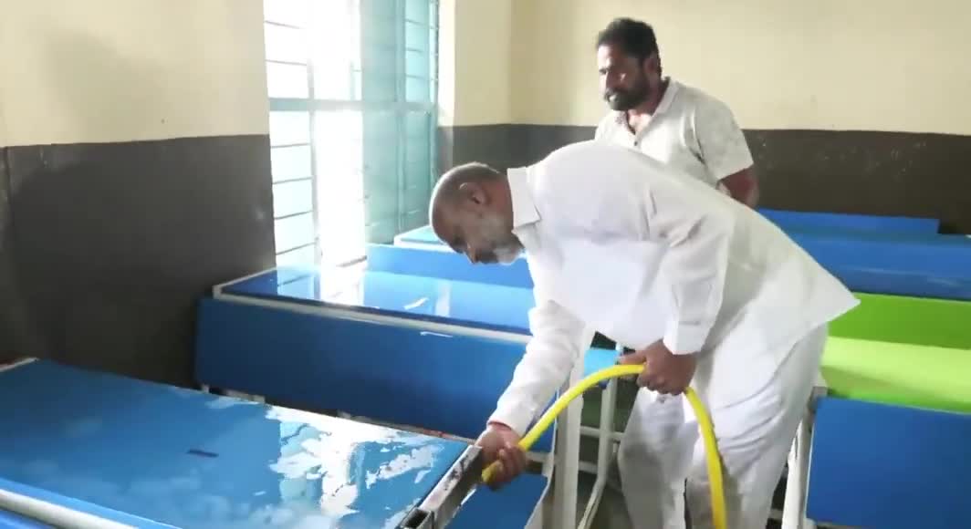 స్కూల్‌లో బెంచ్‌లు కడిగిన బండి సంజయ్!