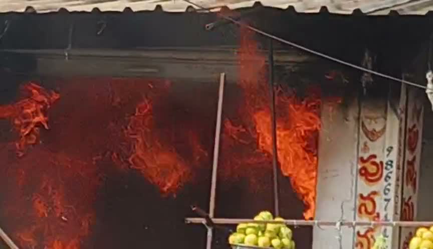 జువెల్లరీ షాపులో ఒక్కసారిగా మంటలు