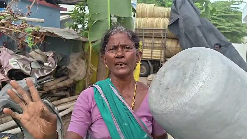 ఖాళీ బిందెలతో రోడ్డెక్కిన మహిళలు