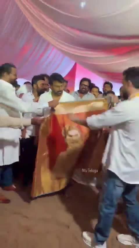 ఆ శాలువాపై చిరు, పవన్, చరణ్ డ్రాయింగ్స్!