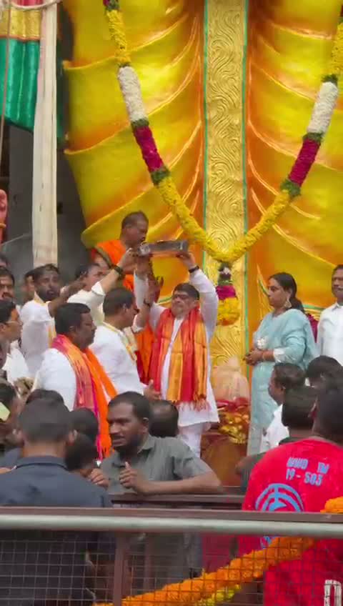 ఖైరతాబాద్ వినాయకుడి తొలి హారతి (వీడియో)