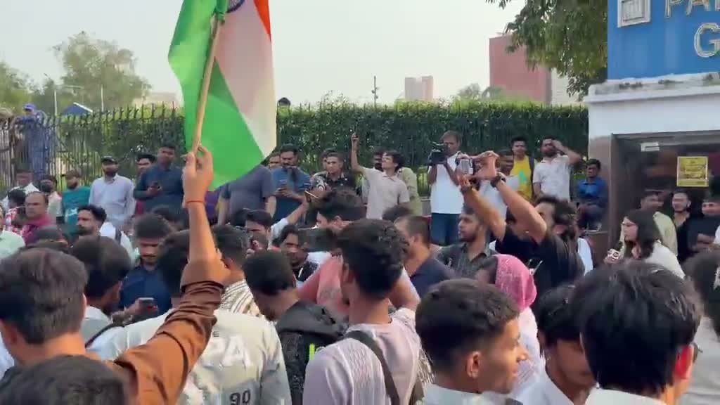 "అక్కడ వారు జెండా ఊపారు"