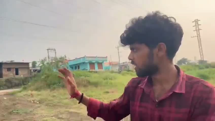 హైవే దాటి బడికి.. చిన్నారులకు ఇబ్బందులు