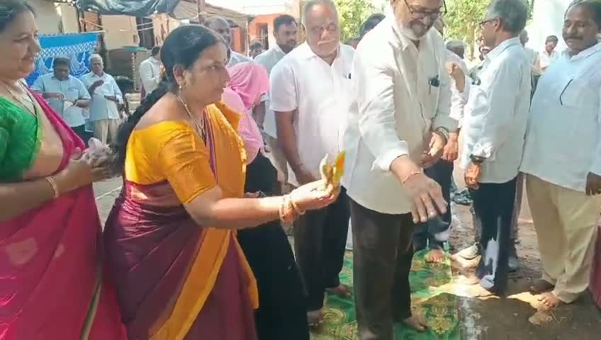 పెనుమూలిలో సీసీ రోడ్ల నిర్మాణ పనులకు శంకుస్థాపన