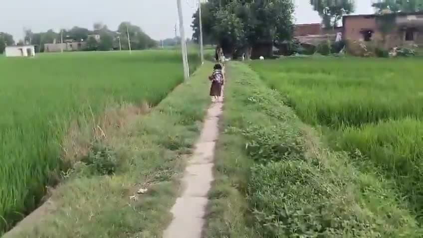 ఒంటి కాలితోనే.. కుంటుతూ బడికెళ్తోంది