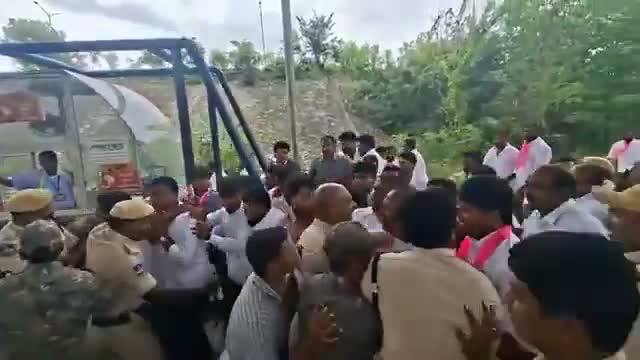 ఎమ్మెల్సీ నవీన్ రెడ్డిని అడ్డుకున్న పోలీసులు