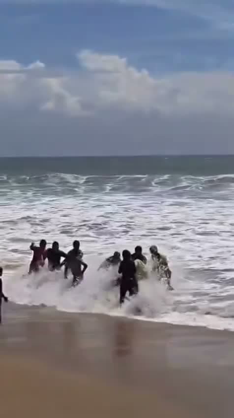 ఆర్కే బీచ్‌లో రెస్క్యూ.. జీవీఎంసీ సాహసం