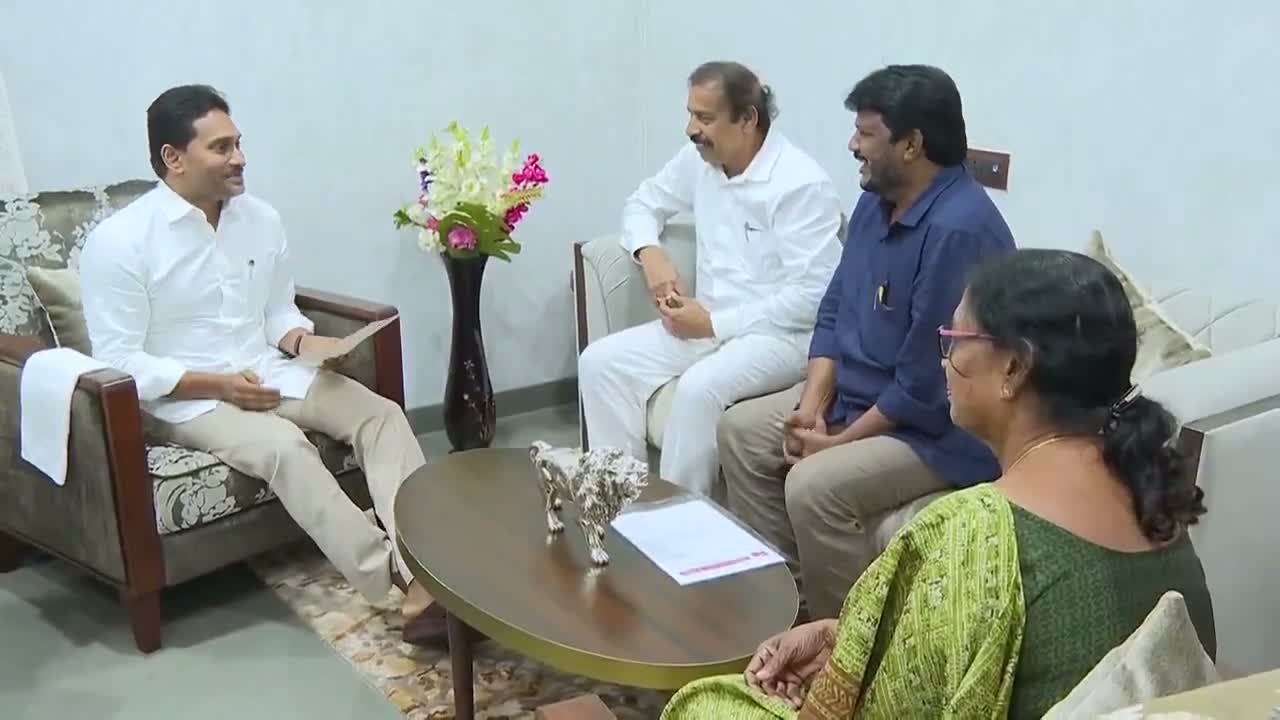 జగన్‌ను కలిసిన సీపీఐ నేతలు